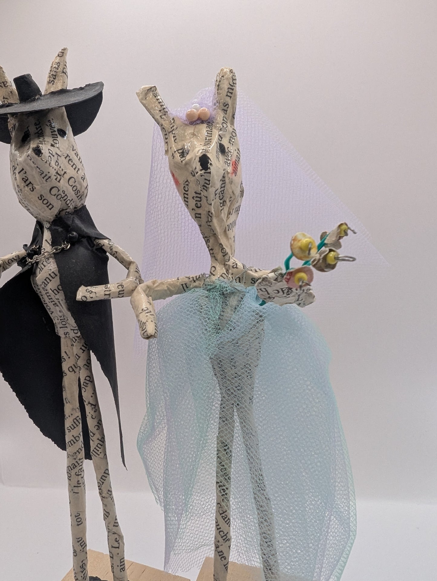 Couple de Mariés en Papier Mâché  Sculpture Artisanale Recyclée  Décoration Mariage Unique